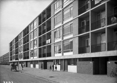 54823 Gezicht op het flatgebouw met de woningen Calderónlaan 17-hoger te Utrecht.
